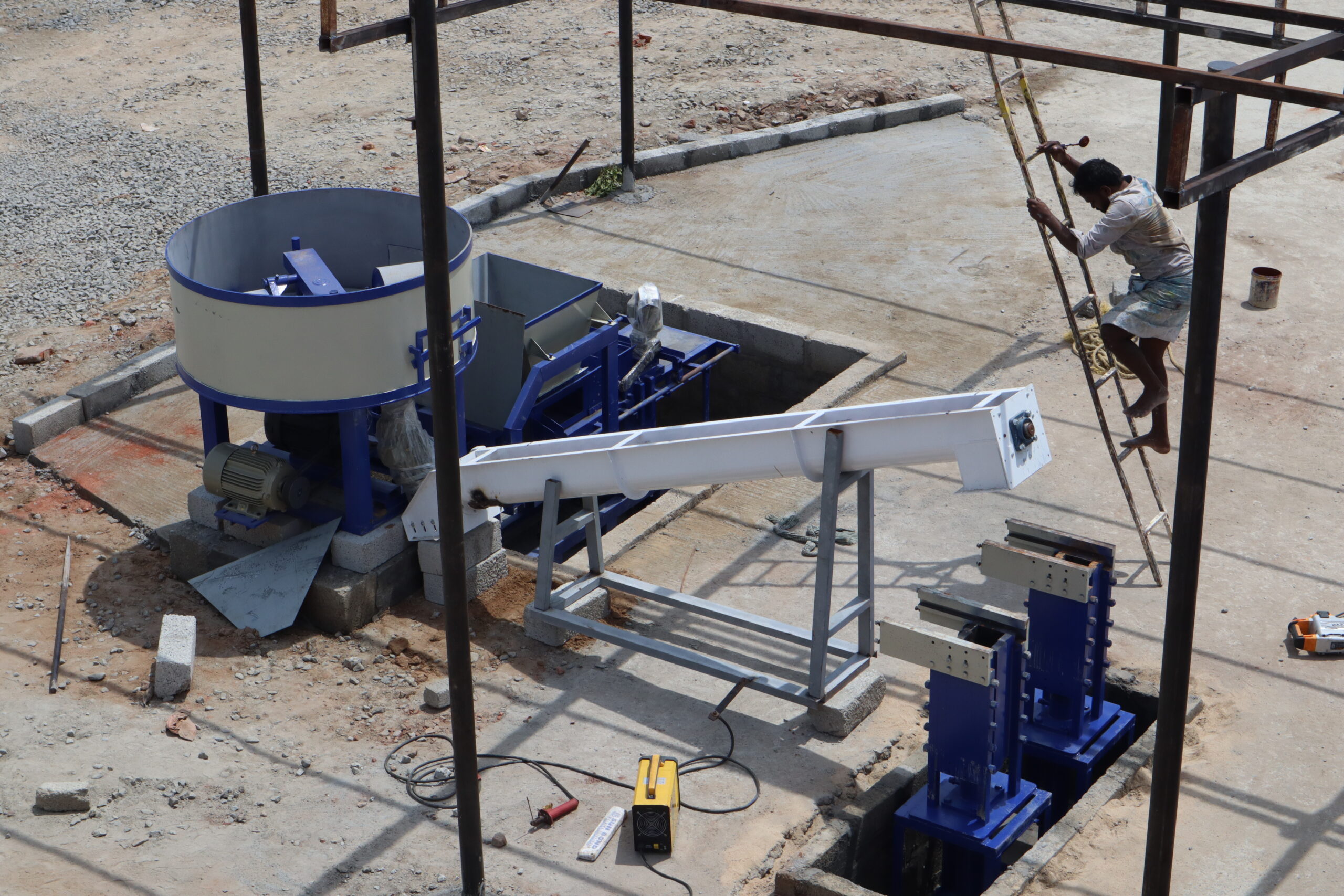 4 Cavity Fly Ash Brick & Interlock Brick Machine Attached Fully Automatic Manufacturer in Salem - SB Engineering